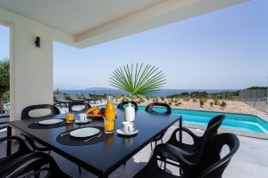 73H8 - Holiday home Black & White: